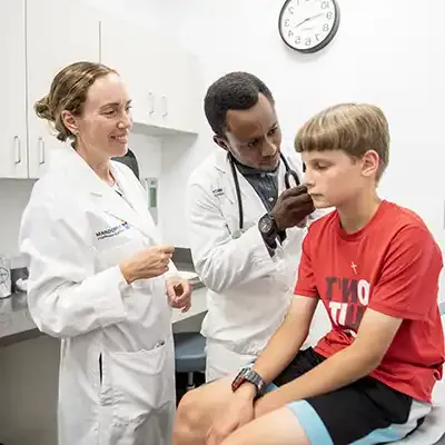 一名医生助理正在给年轻人治疗.