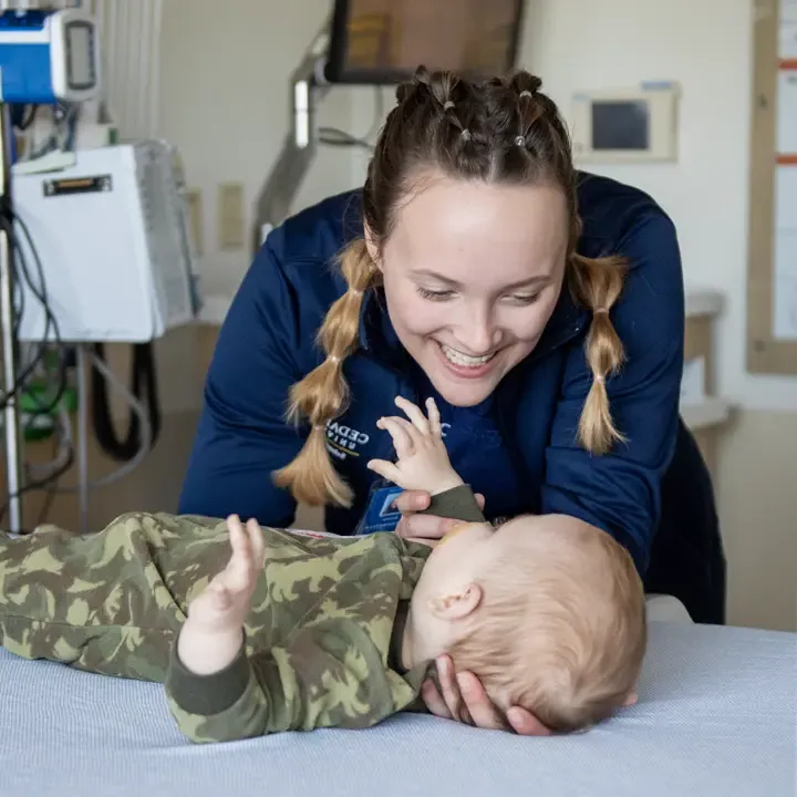 护理学生照顾婴儿.