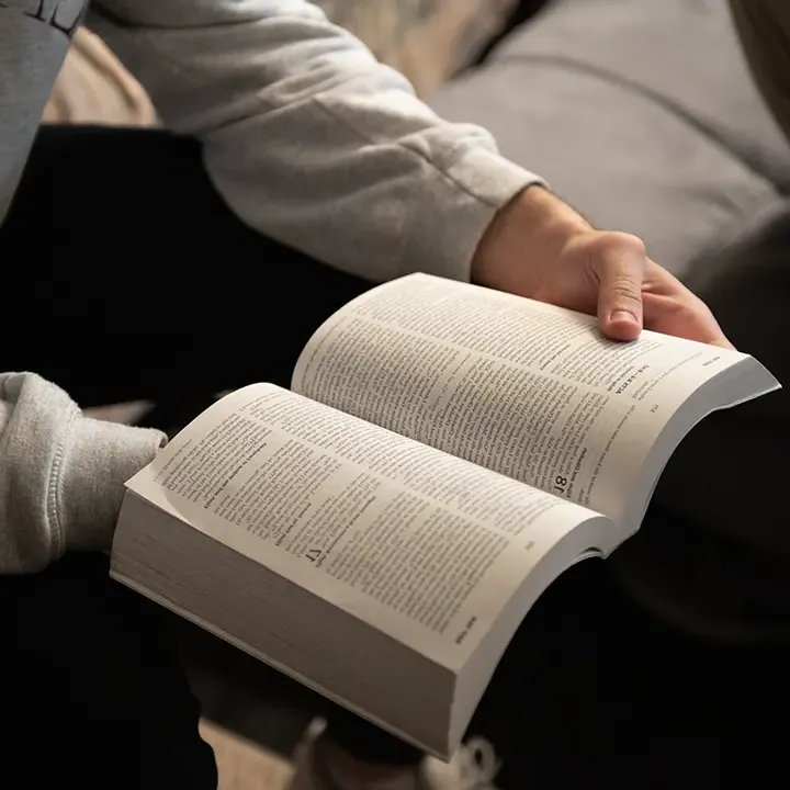 一个人拿着一本打开的圣经.