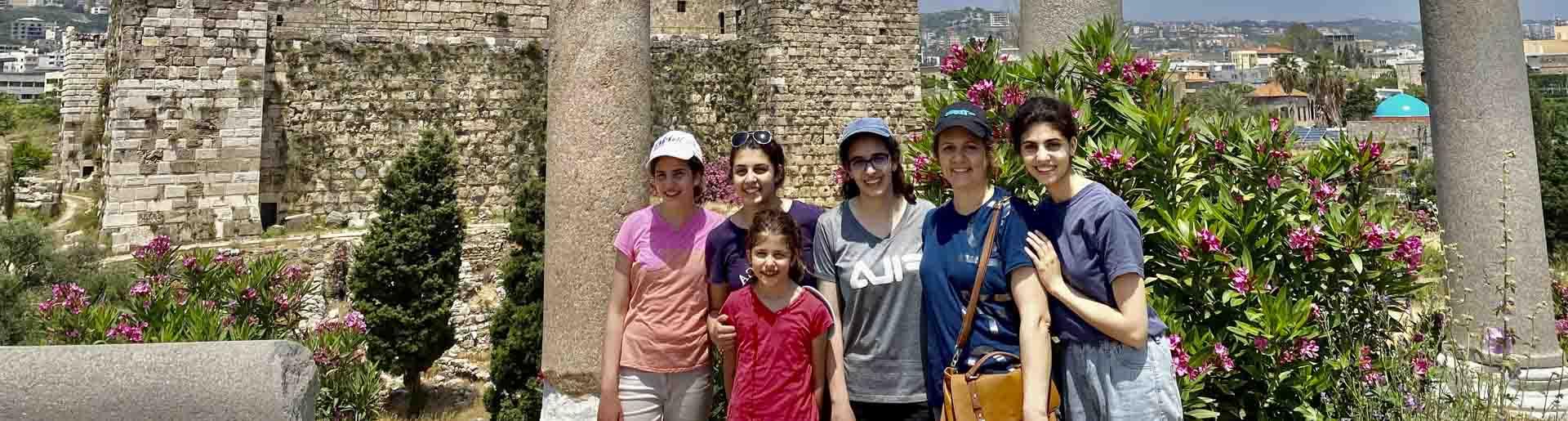 她和她的母亲和姐妹们在黎巴嫩的比布鲁斯